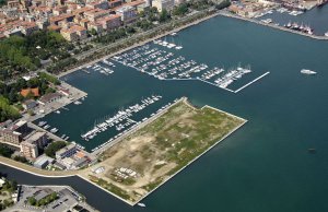 125 x 22 متر متررسو القارب Port Mirabello مارينا, La Spezia