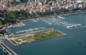 125 x 22 متر متررسو القارب Port Mirabello مارينا, La Spezia