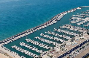 24 x 7 متر متررسو القارب Port Ginesta مارينا للبيع x 2 Berths Perfect for Catamaran